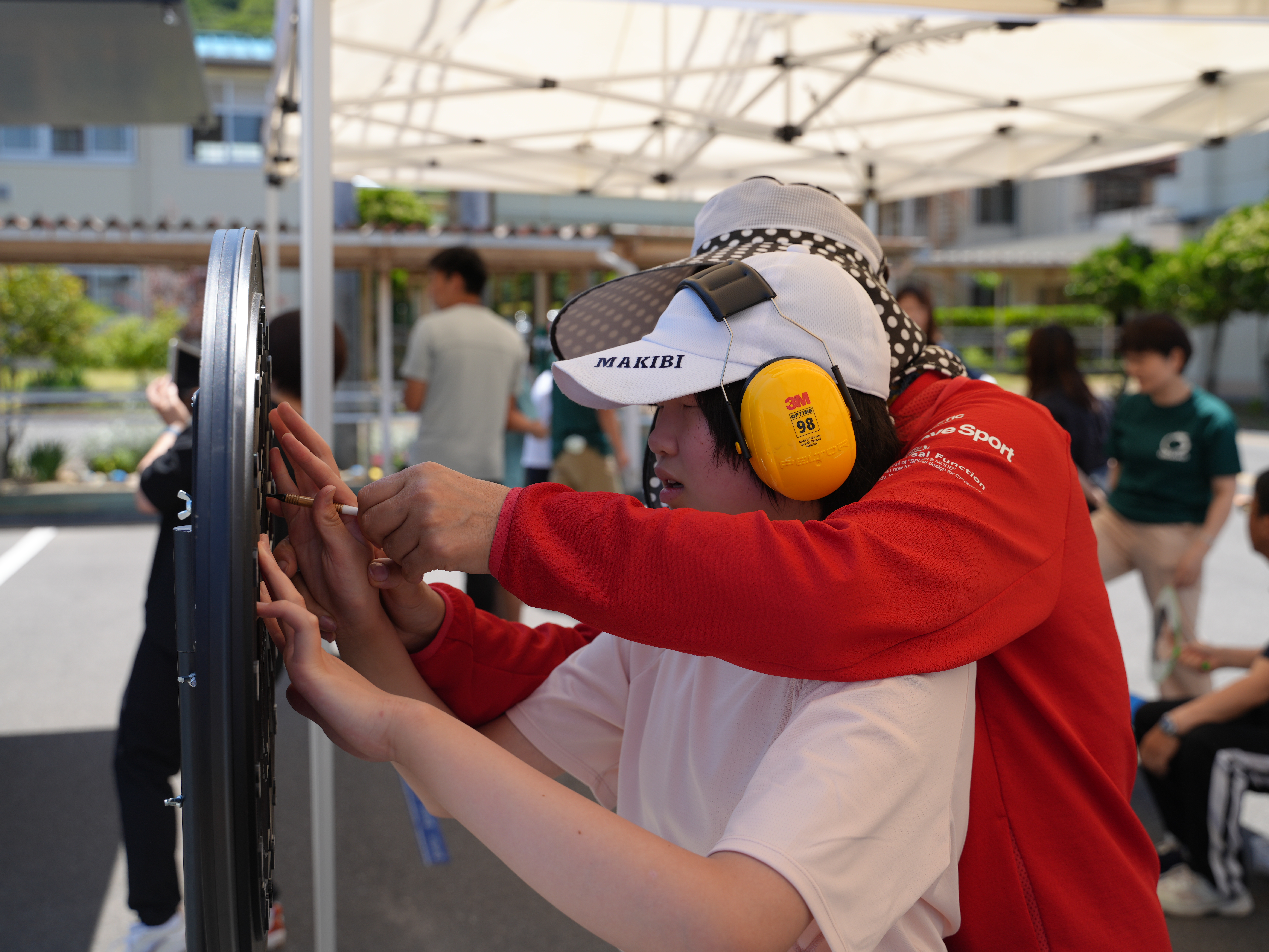 聴覚と触覚で挑戦!盲学校でダーツの授業を行いました